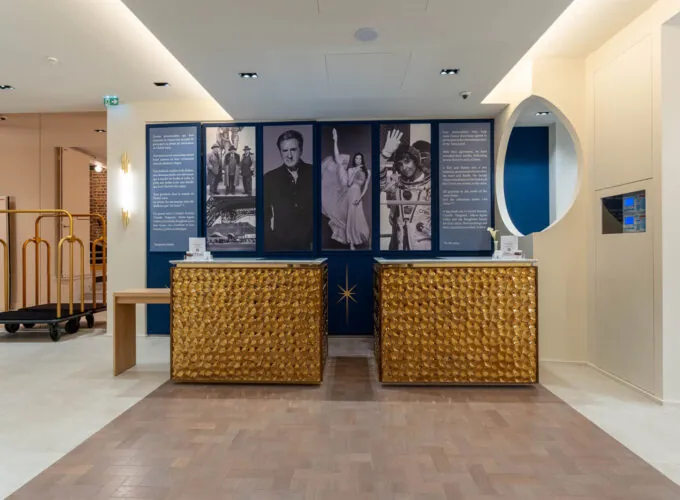 L’atmosphère de la réception de l’hôtel Astra Opéra se caractérise par son accueil chaleureux, son design moderne et son service personnalisé.