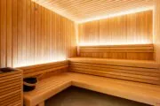 Le sauna de l’hôtel Astra Opéra offre un espace intime et apaisant, parfait pour se détendre et évacuer le stress.
