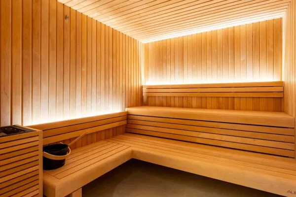 Le sauna de l’hôtel Astra Opéra offre un espace intime et apaisant, parfait pour se détendre et évacuer le stress.