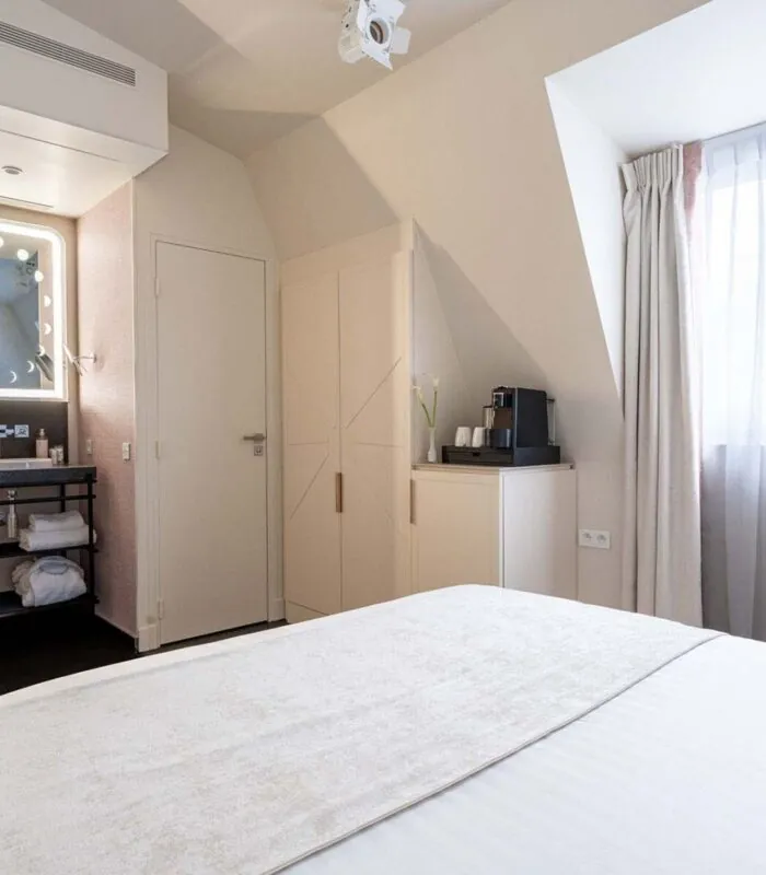 Vue du lit dans la chambre Single Standard à l’hôtel Opera Astra