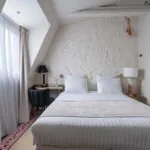 Grand lit dans la chambre Single Standard à l’hôtel Opera Astra