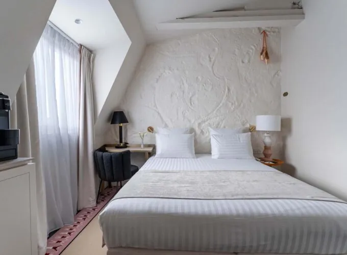 Grand lit dans la chambre Single Standard à l’hôtel Opera Astra