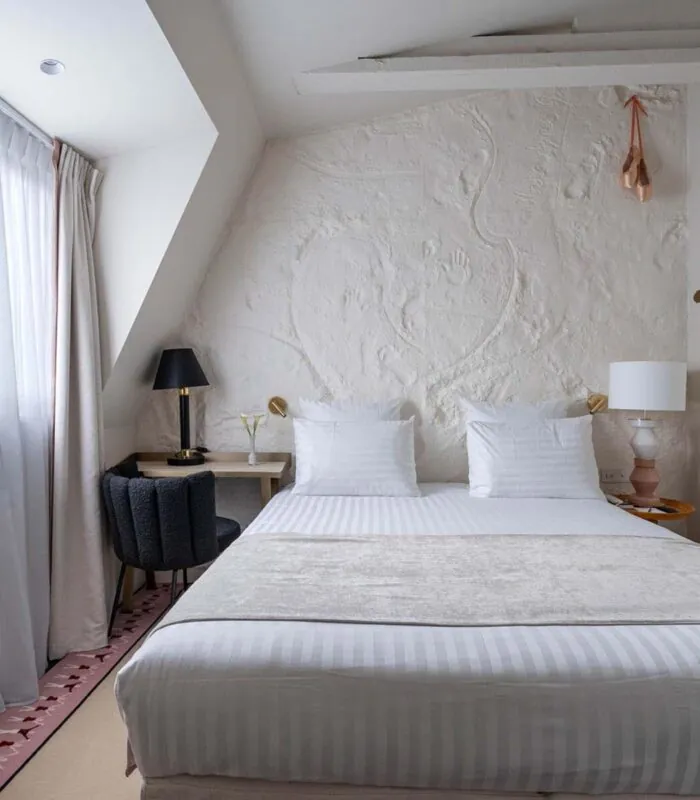 Grand lit dans la chambre Single Standard à l’hôtel Opera Astra