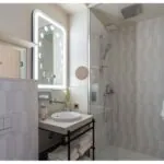 Salle de bains d’une chambre Twin Supérieure Bouglione à l’hôtel Opera Astra