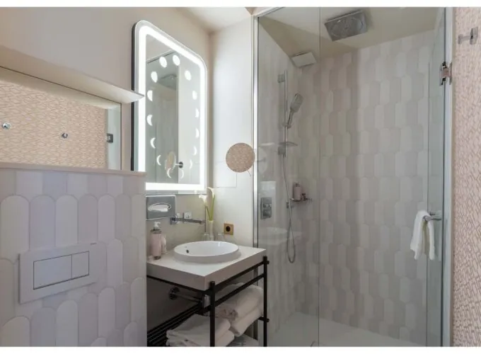 Salle de bains d’une chambre Twin Supérieure Bouglione à l’hôtel Opera Astra