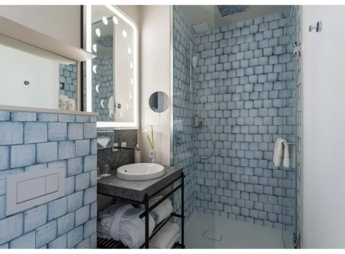 Salle de bains d’une chambre Twin Supérieure Claudie Haigneré à l’hôtel Opera Astra