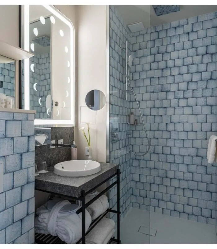 Salle de bains d’une chambre Twin Supérieure Claudie Haigneré à l’hôtel Opera Astra