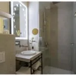 Salle de bains d’une chambre Twin Supérieure Daniel Auteuil à l’hôtel Opera Astra