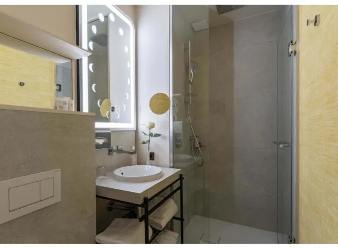 Salle de bains d’une chambre Twin Supérieure Daniel Auteuil à l’hôtel Opera Astra