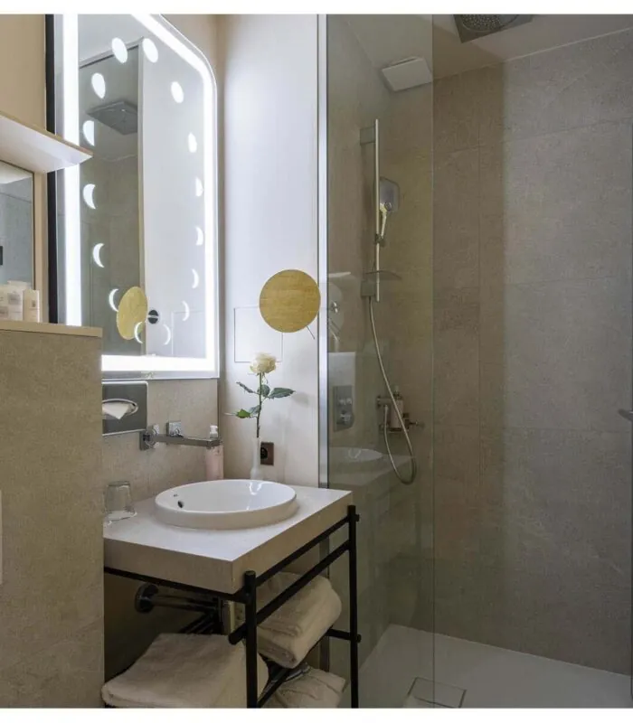 Salle de bains d’une chambre Twin Supérieure Daniel Auteuil à l’hôtel Opera Astra