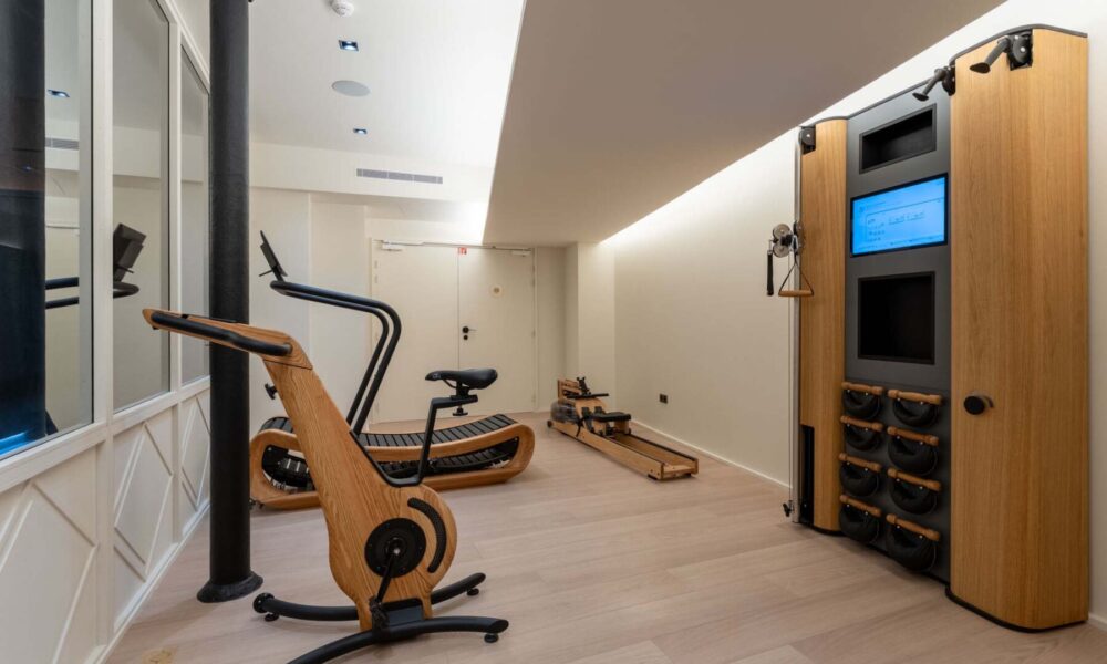 Der Fitnessraum des Hotels Astra Opéra ist ein moderner, gut ausgestatteter Bereich, der den Gästen ermöglicht, ihr Trainingsprogramm während ihres Aufenthalts beizubehalten.