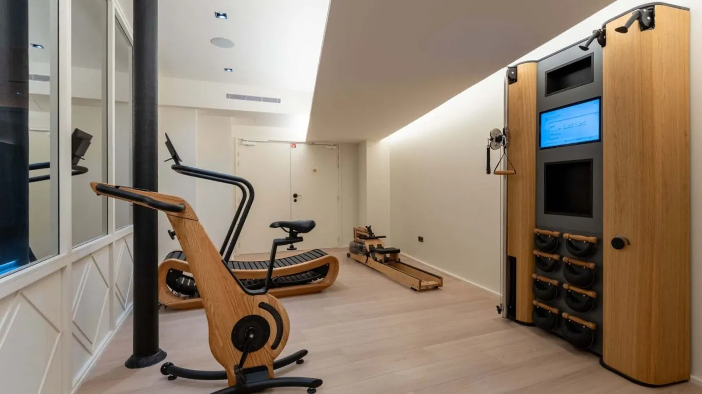 La salle de fitness de l’hôtel Astra Opéra est un espace moderne et bien équipé, conçu pour permettre aux clients de maintenir leur routine sportive durant leur séjour.