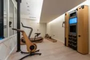 La salle de fitness de l’hôtel Astra Opéra est un espace moderne et bien équipé, conçu pour permettre aux clients de maintenir leur routine sportive durant leur séjour.