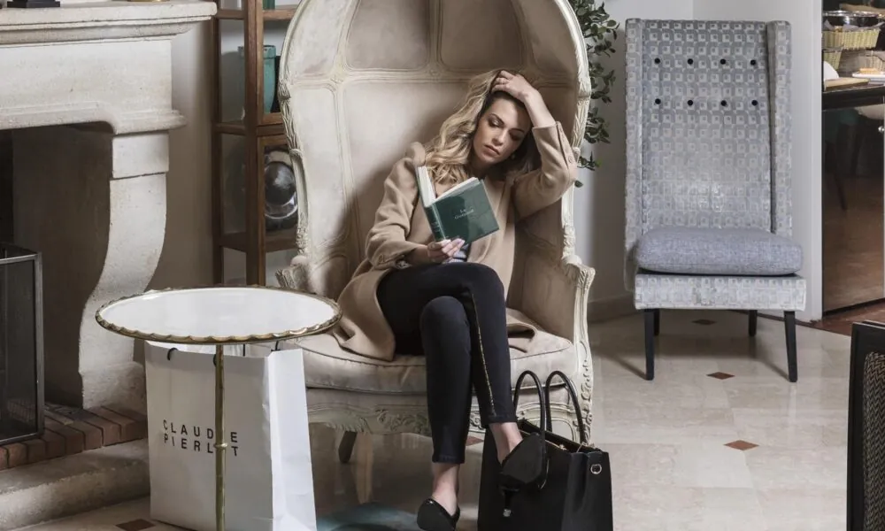 一位女宾客在巴黎Malte酒店 (Malte) 优雅而温馨的环境中享受放松时光