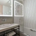 Vue de la salle de bains d’une chambre Double Supérieure Bouglione à l’hôtel Opera Astra