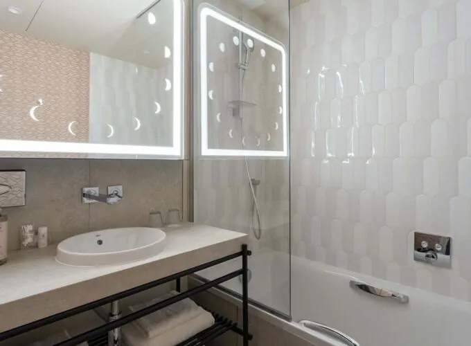 Vue de la salle de bains d’une chambre Double Supérieure Bouglione à l’hôtel Opera Astra