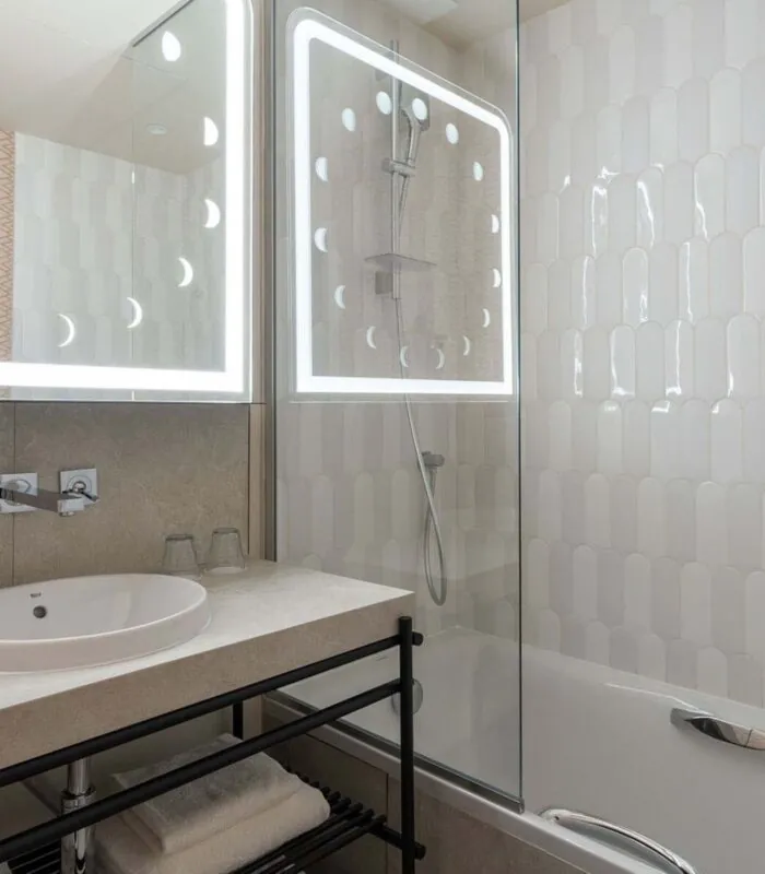 Vue de la salle de bains d’une chambre Double Supérieure Bouglione à l’hôtel Opera Astra