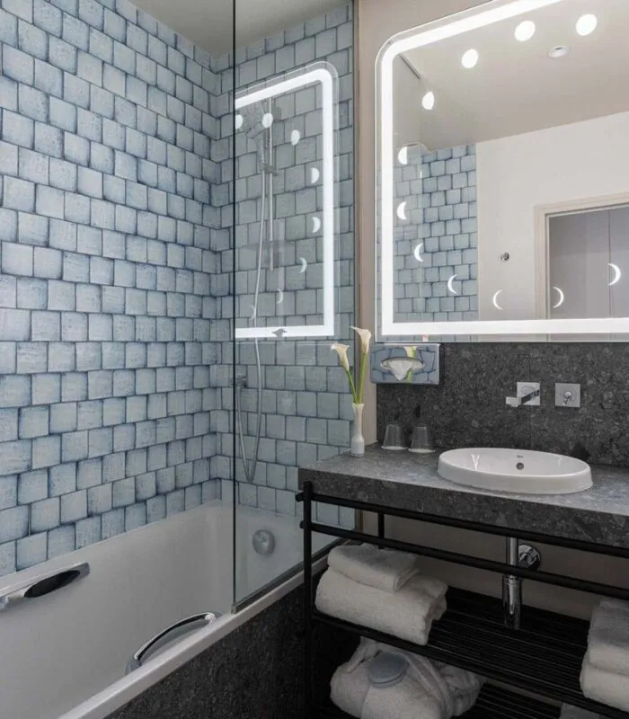 Vue de la salle de bains d’une chambre Double Supérieure Claudie Haigneré à l’hôtel Opera Astra