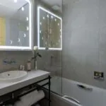 Salle de bains d’une chambre Double Supérieure Daniel Auteuil à l’hôtel Opera Astra