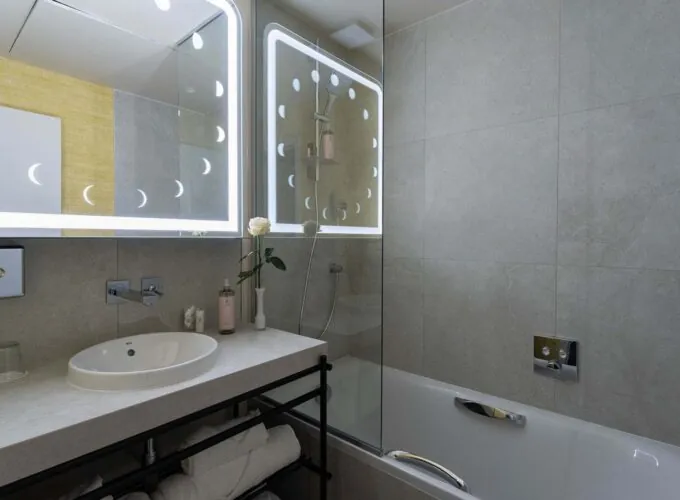 Salle de bains d’une chambre Double Supérieure Daniel Auteuil à l’hôtel Opera Astra