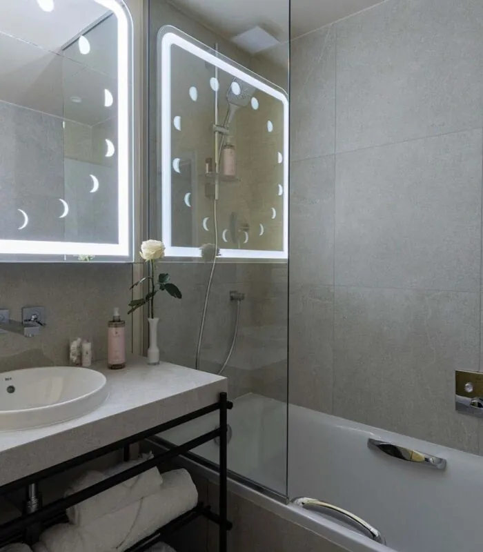 Salle de bains d’une chambre Double Supérieure Daniel Auteuil à l’hôtel Opera Astra