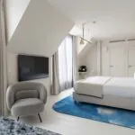 Vue d’ensemble d’une chambre Privilège avec terrasse Claudie Haigneré à l’hôtel Opera Astra