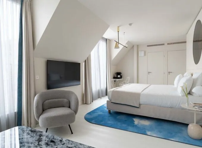 Vue d’ensemble d’une chambre Privilège avec terrasse Claudie Haigneré à l’hôtel Opera Astra