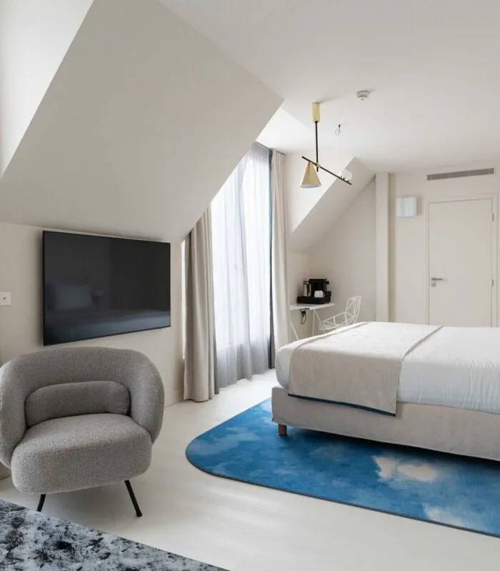 Vue d’ensemble d’une chambre Privilège avec terrasse Claudie Haigneré à l’hôtel Opera Astra