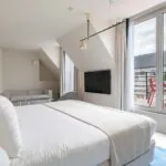 Vue depuis le lit king size d’une chambre Privilège avec terrasse Claudie Haigneré à l’hôtel Opera Astra