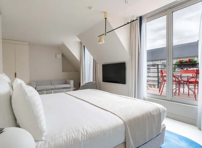 Vue depuis le lit king size d’une chambre Privilège avec terrasse Claudie Haigneré à l’hôtel Opera Astra