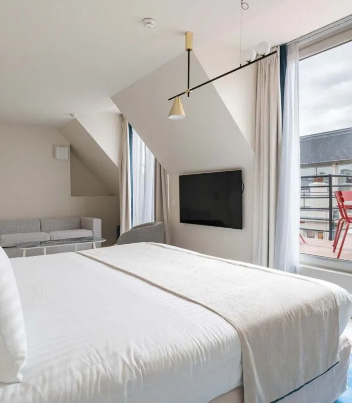 Vue depuis le lit king size d’une chambre Privilège avec terrasse Claudie Haigneré à l’hôtel Opera Astra