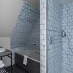 Salle de bains d’une chambre Privilège avec terrasse Claudie Haigneré à l’hôtel Opera Astra