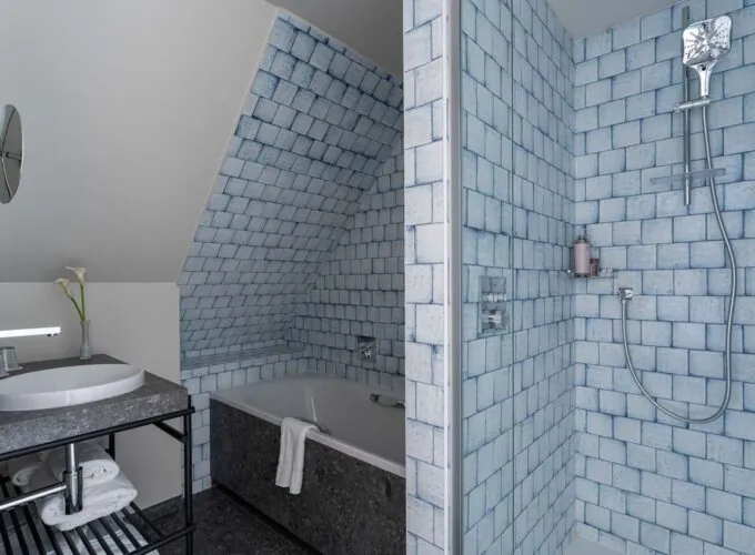 Salle de bains d’une chambre Privilège avec terrasse Claudie Haigneré à l’hôtel Opera Astra