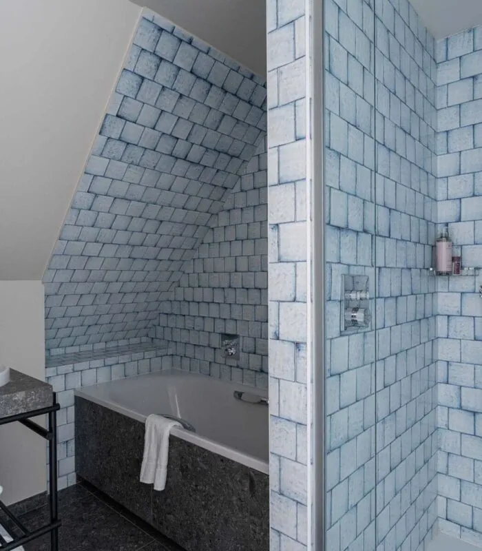 Salle de bains d’une chambre Privilège avec terrasse Claudie Haigneré à l’hôtel Opera Astra