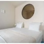 Lit queen size dans une chambre Triple Claudie Haigneré à l’hôtel Opera Astra