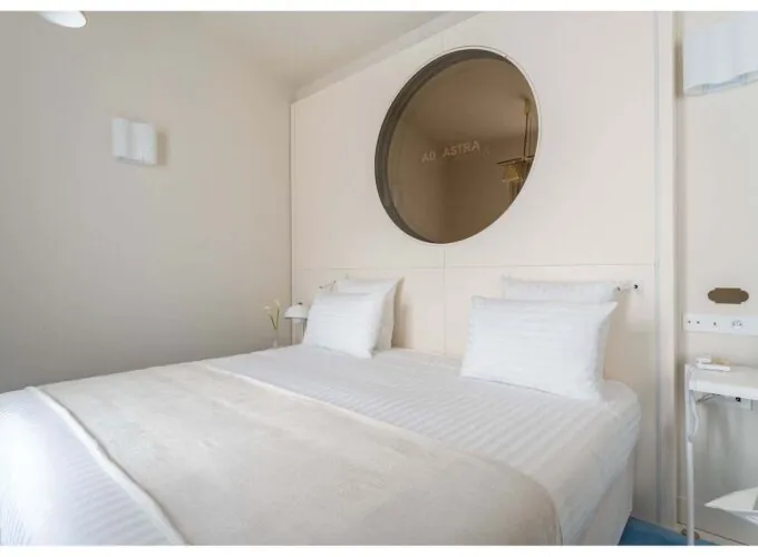 Lit queen size dans une chambre Triple Claudie Haigneré à l’hôtel Opera Astra