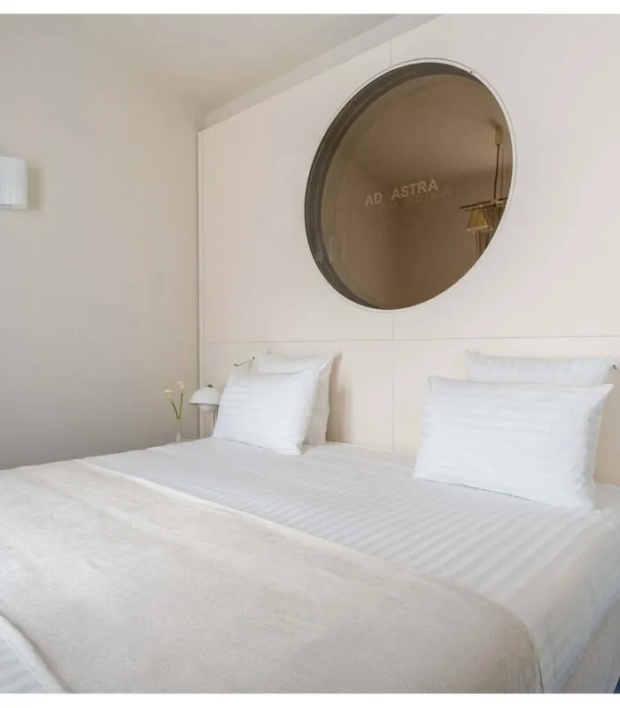 Lit queen size dans une chambre Triple Claudie Haigneré à l’hôtel Opera Astra