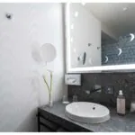 Vue de la salle de bains d’une chambre Triple Claudie Haigneré à l’hôtel Opera Astra