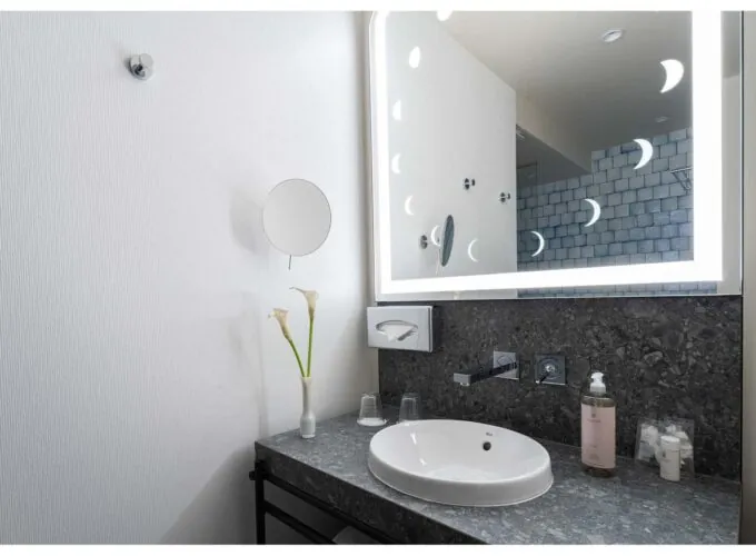 Vue de la salle de bains d’une chambre Triple Claudie Haigneré à l’hôtel Opera Astra