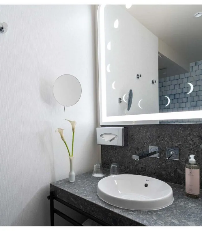 Vue de la salle de bains d’une chambre Triple Claudie Haigneré à l’hôtel Opera Astra