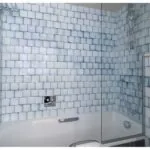 Salle de bains d’une chambre Triple à l’hôtel Astra Opéra