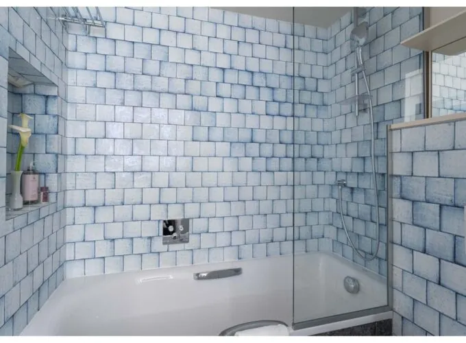 Salle de bains d’une chambre Triple à l’hôtel Astra Opéra