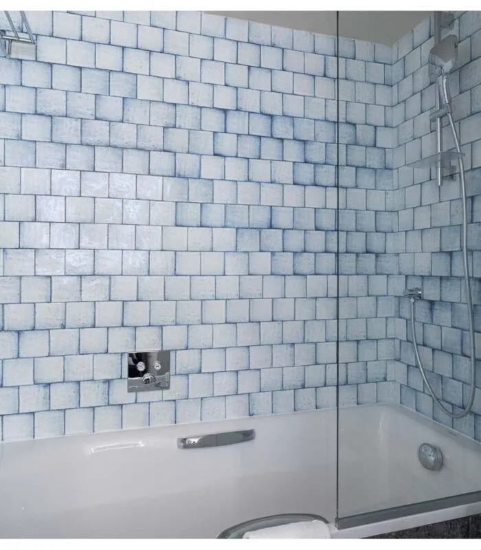 Salle de bains d’une chambre Triple à l’hôtel Astra Opéra