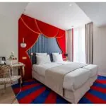 Vue du lit dans la chambre Twin Bouglione à l’hôtel Opera Astra