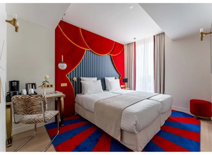 Vue du lit dans la chambre Twin Bouglione à l’hôtel Opera Astra