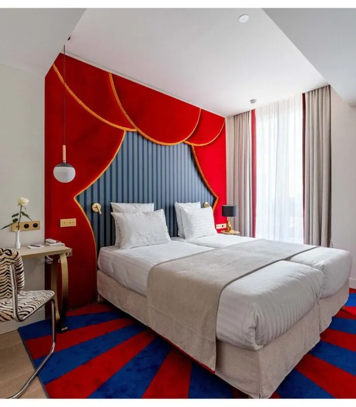 Vue du lit dans la chambre Twin Bouglione à l’hôtel Opera Astra