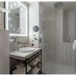 Salle de bains de la chambre Twin Bouglione à l’hôtel Opera Astra