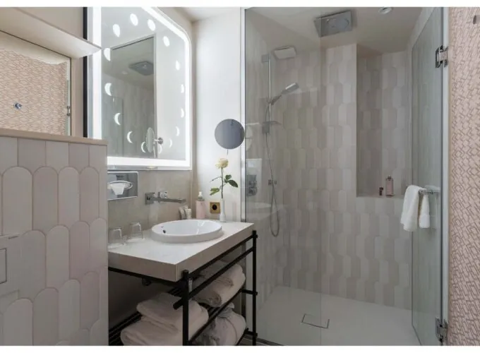 Salle de bains de la chambre Twin Bouglione à l’hôtel Opera Astra