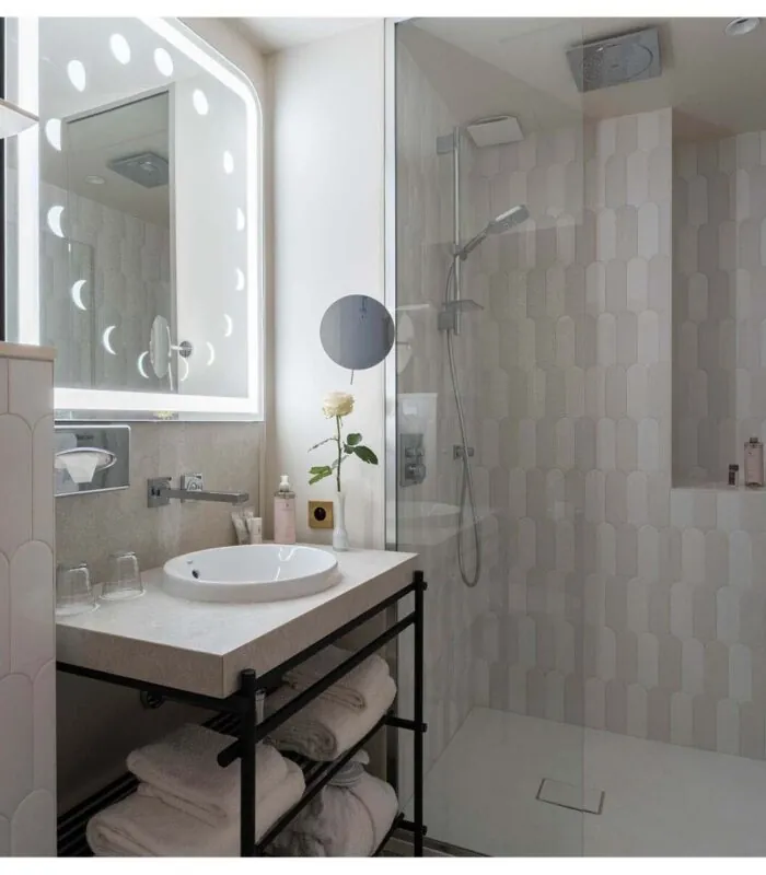 Salle de bains de la chambre Twin Bouglione à l’hôtel Opera Astra