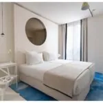 Vue du lit dans la chambre Twin Claudie Haigneré à l’hôtel Opera Astra